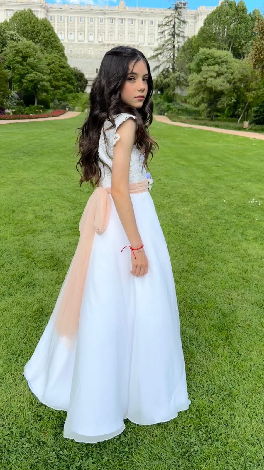 Niña con vestido de comunión de inspiración heritage en jardín