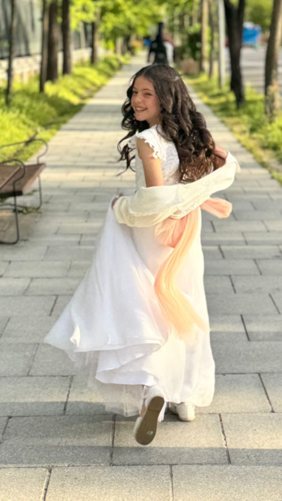 Vestido de comunión con lazo artesanal y falda vaporosa