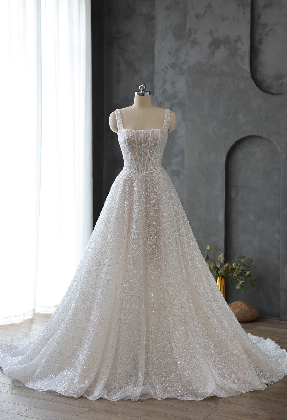 Vestido de novia Lourdes, colección Europa 2026, diseño a medida, pureza minimal y elegancia serena
